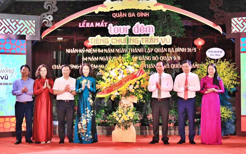 "Tiếng chuông Trấn Vũ" - tour đêm du lịch Hà Nội - Ảnh 2.
