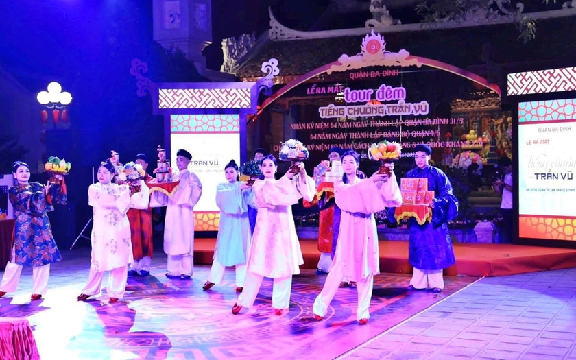 "Tiếng chuông Trấn Vũ" - tour đêm du lịch Hà Nội - Ảnh 4.