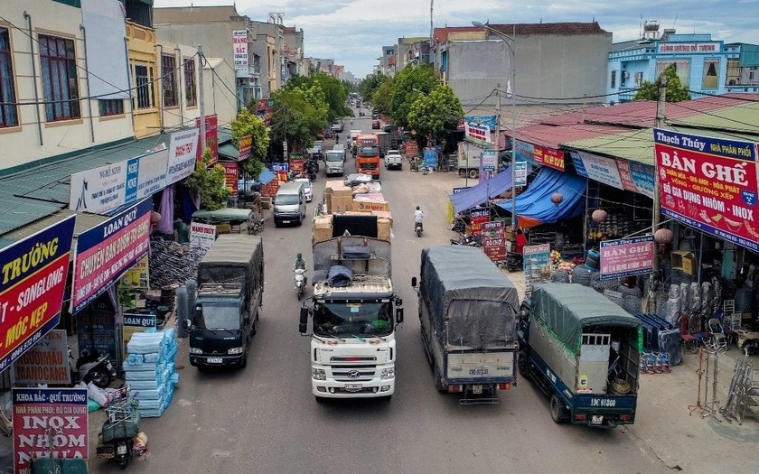 Chợ Thổ Tang đóng cửa sợ truy thu thuế, quản lý thị trường phải xuống chợ "trấn an" tiểu thương - Ảnh 1.