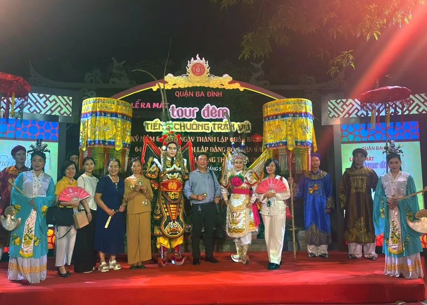 "Tiếng chuông Trấn Vũ" - tour đêm du lịch Hà Nội - Ảnh 1.