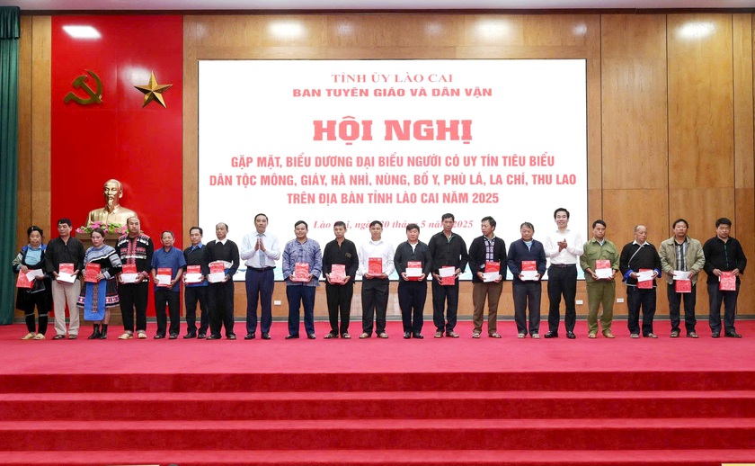 Lào Cai biểu dương 100 người có uy tín trong đồng bào dân tộc thiểu số vùng cao, biên giới - Ảnh 1.