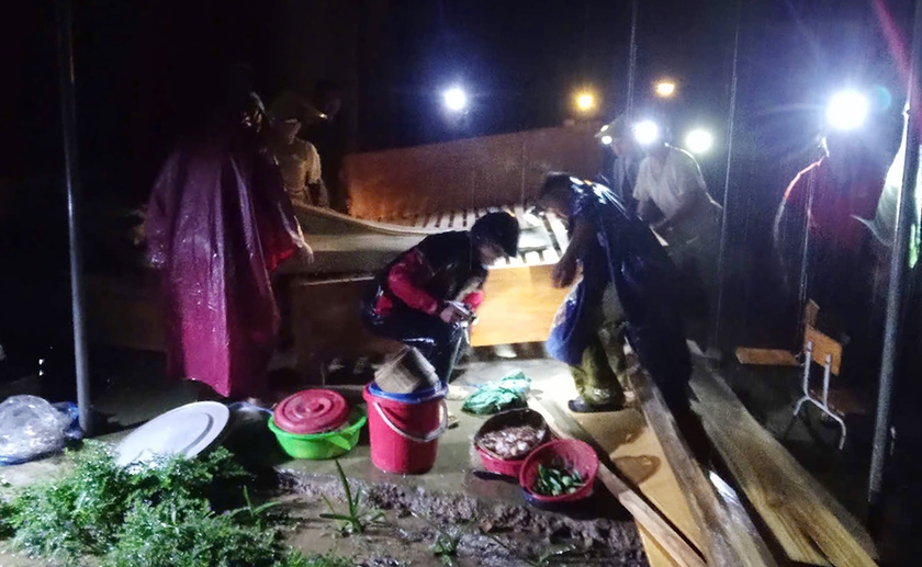 Mưa lớn chưa từng thấy cuốn phăng cầu treo, vùi lấp nhiều nhà dân - Ảnh 3.