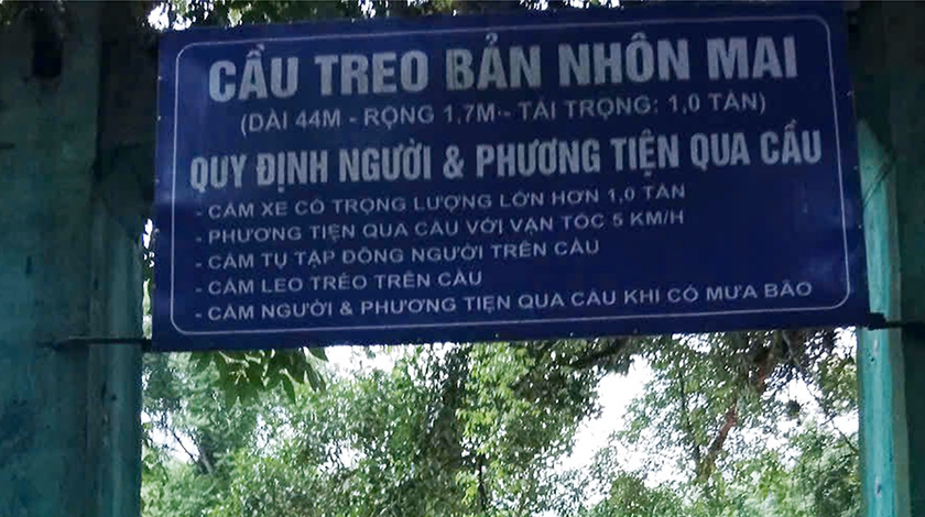 Mưa lớn chưa từng thấy cuốn phăng cầu treo, vùi lấp nhiều nhà dân - Ảnh 1.