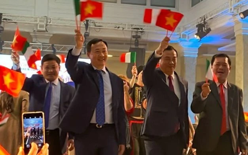 Hãng hàng không Vietnam Airlines chính thức công bố khai trương đường bay thẳng kết nối Hà Nội và Milan. Nguồn: Nhân Dân Hãng hàng không Vietnam Airlines chính thức công bố khai trương đường bay thẳng kết nối Hà Nội và Milan. Nguồn: Nhân Dân
