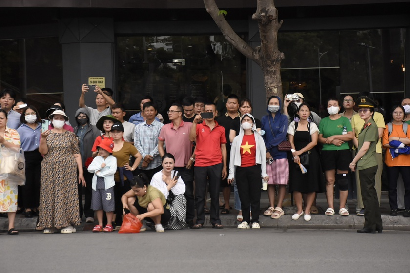 Người dân đổ ra đường xem hợp luyện duyệt đội ngũ và diễu hành kỷ niệm 70 giải phóng Hải Phòng - Ảnh 14.