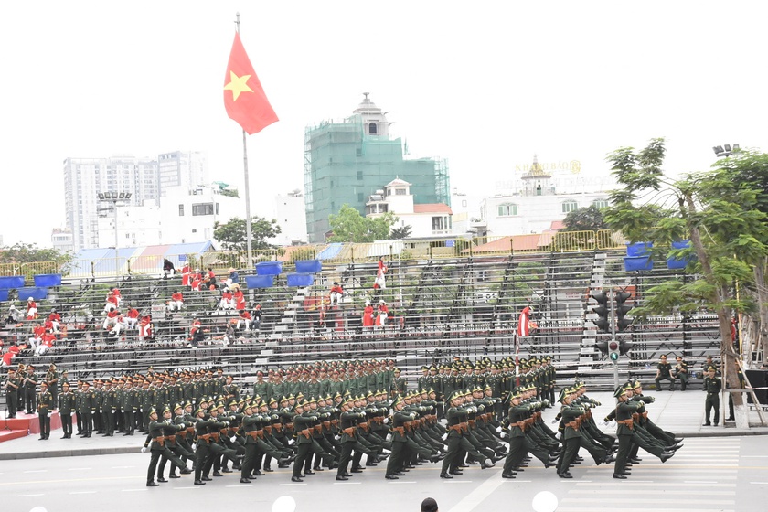 Người dân đổ ra đường xem hợp luyện duyệt đội ngũ và diễu hành kỷ niệm 70 giải phóng Hải Phòng - Ảnh 1.