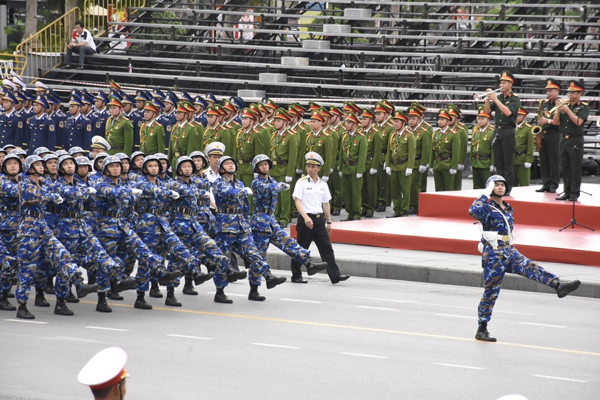 Người dân đổ ra đường xem hợp luyện duyệt đội ngũ và diễu hành kỷ niệm 70 giải phóng Hải Phòng - Ảnh 2.