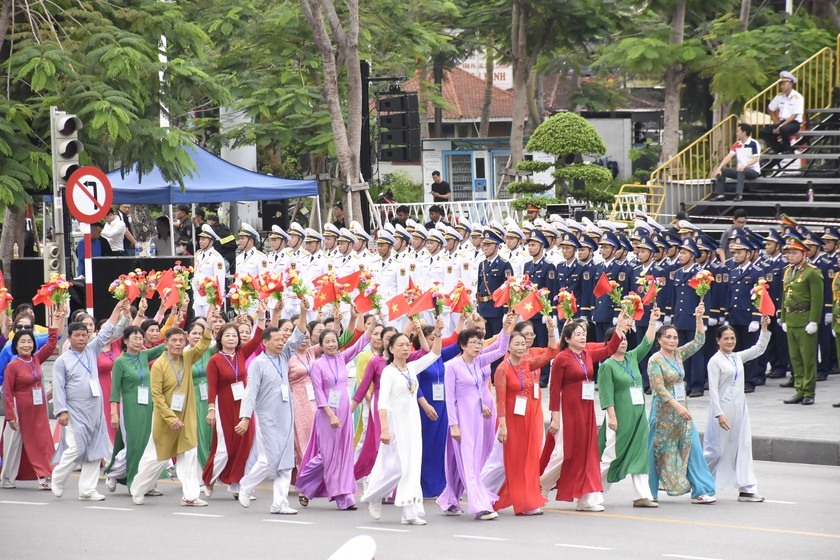 Người dân đổ ra đường xem hợp luyện duyệt đội ngũ và diễu hành kỷ niệm 70 giải phóng Hải Phòng - Ảnh 7.