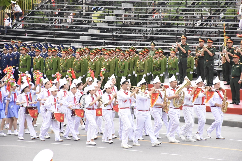 Người dân đổ ra đường xem hợp luyện duyệt đội ngũ và diễu hành kỷ niệm 70 giải phóng Hải Phòng - Ảnh 12.