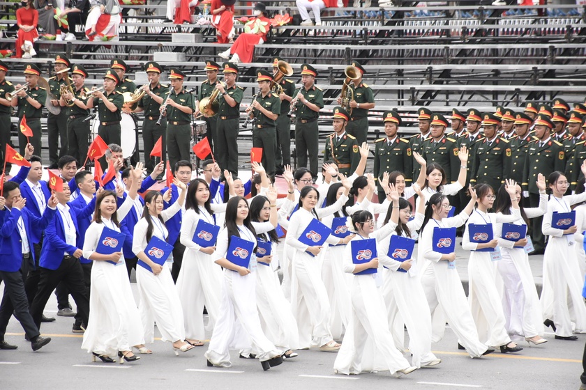 Người dân đổ ra đường xem hợp luyện duyệt đội ngũ và diễu hành kỷ niệm 70 giải phóng Hải Phòng - Ảnh 8.