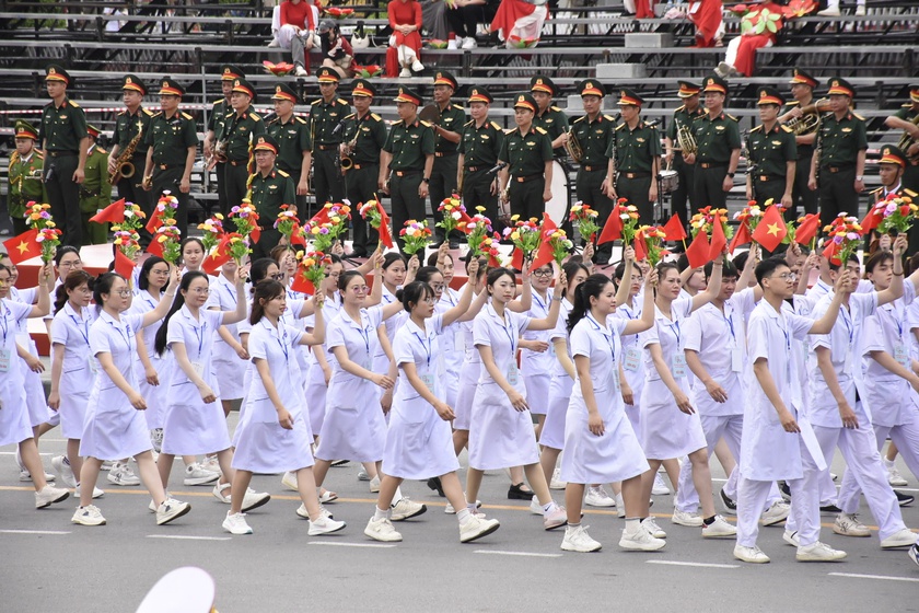 Người dân đổ ra đường xem hợp luyện duyệt đội ngũ và diễu hành kỷ niệm 70 giải phóng Hải Phòng - Ảnh 9.
