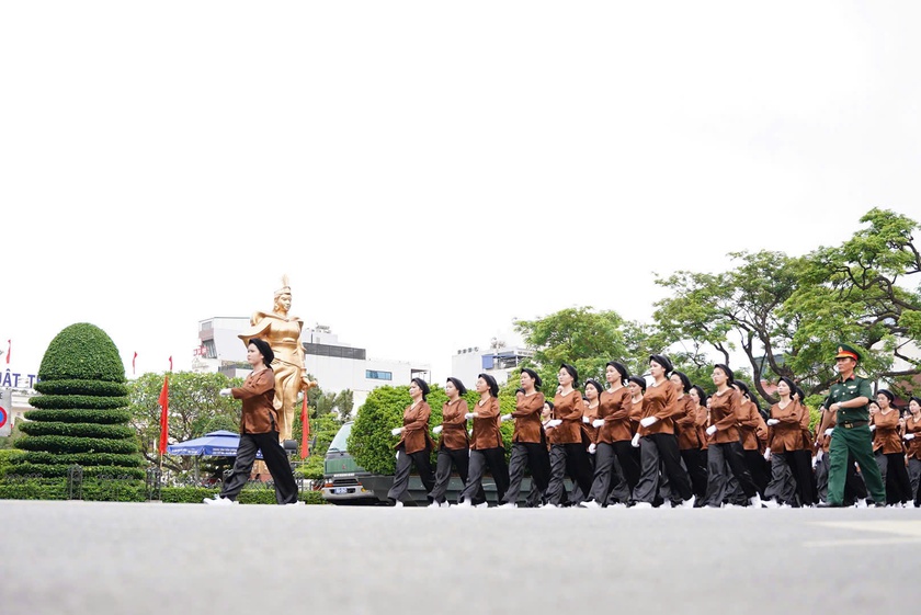 Người dân đổ ra đường xem hợp luyện duyệt đội ngũ và diễu hành kỷ niệm 70 giải phóng Hải Phòng - Ảnh 11.