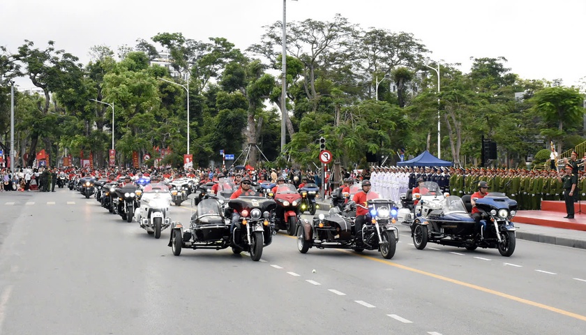Người dân đổ ra đường xem hợp luyện duyệt đội ngũ và diễu hành kỷ niệm 70 giải phóng Hải Phòng - Ảnh 3.