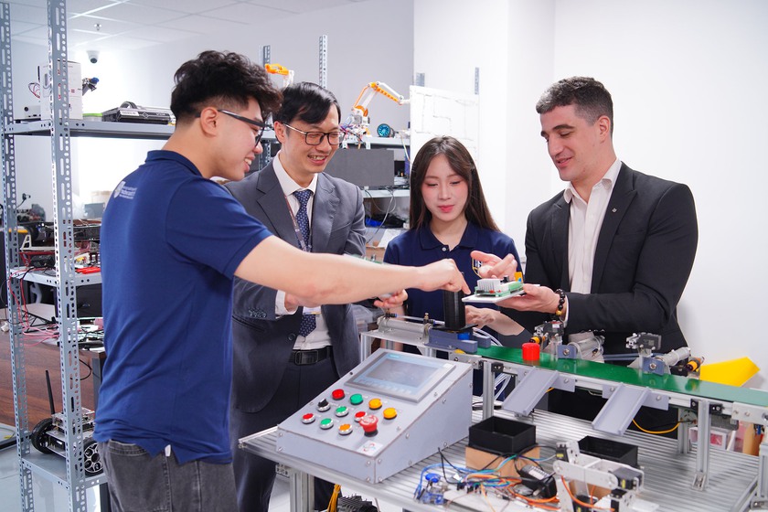 Trường Quốc tế sẽ cấp hơn 120 suất học bổng với tổng giá trị lên đến 35 tỉ đồng cho tân sinh viên - Ảnh 1.