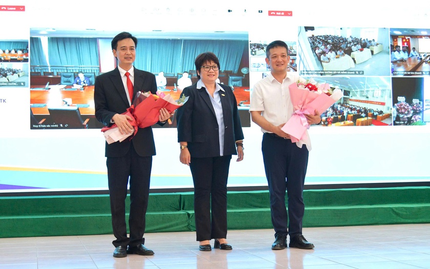 Bà Đỗ Thị Hồng Châu - Thành viên HĐTV tặng hoa chúc mừng sự hợp tác giữa 2 trường. Ảnh: VNR Bà Đỗ Thị Hồng Châu - Thành viên HĐTV tặng hoa chúc mừng sự hợp tác giữa 2 trường. Ảnh: VNR