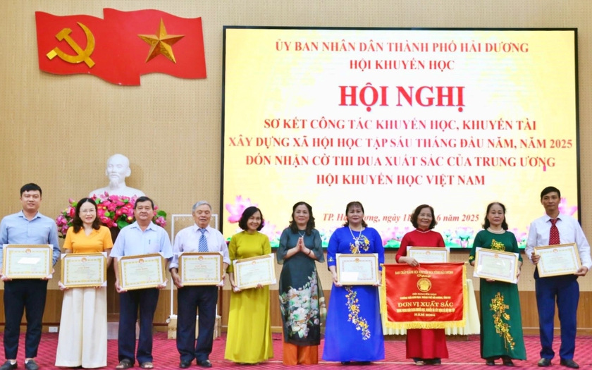 Tặng Cờ thi đua xuất sắc cho Hội Khuyến học thành phố Hải Dương - Ảnh 2.