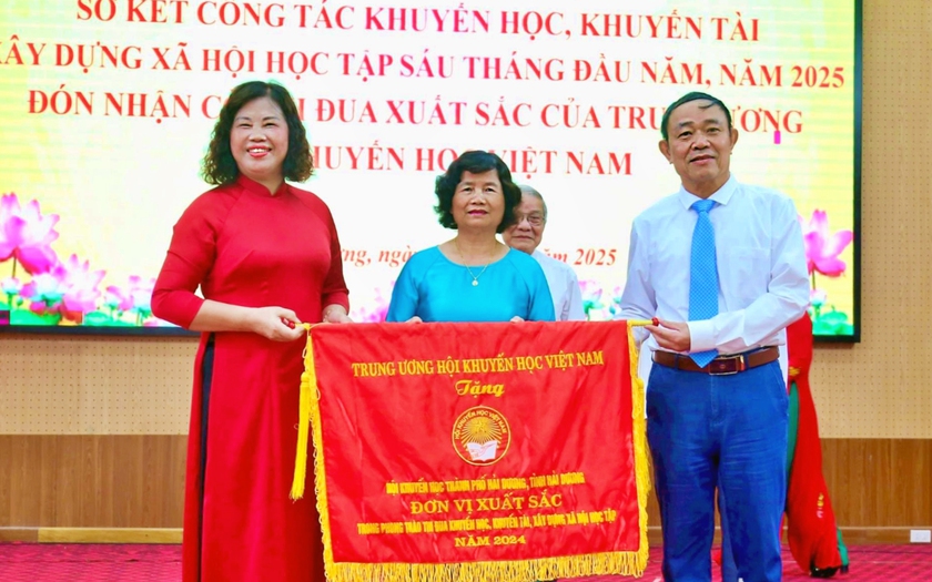 Tặng Cờ thi đua xuất sắc cho Hội Khuyến học thành phố Hải Dương - Ảnh 1.