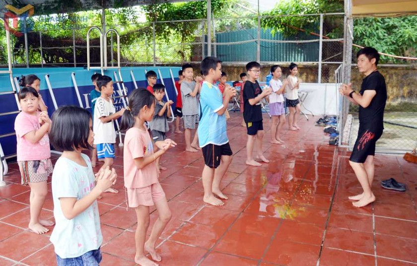 Quảng Ninh: Dạy bơi miễn phí cho học sinh có hoàn cảnh khó khăn - Ảnh 1.