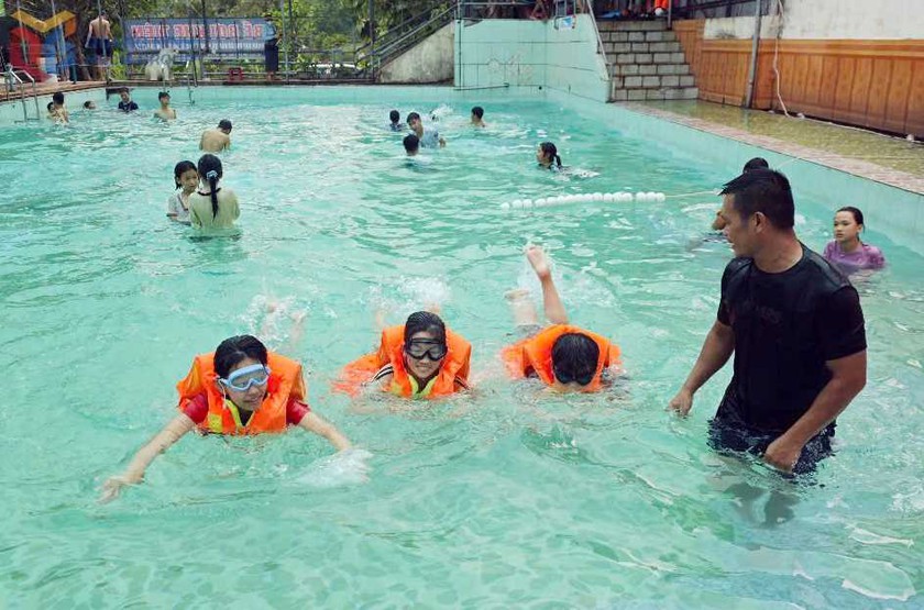 Quảng Ninh: Dạy bơi miễn phí cho học sinh có hoàn cảnh khó khăn - Ảnh 2.