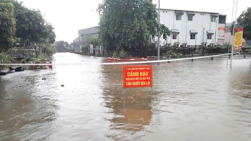 Bão số 1 gây mưa lớn khu vực từ Hà Tĩnh đến Huế - Ảnh 2.