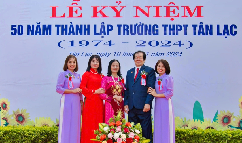 Từ bữa cơm độn sắn ở Mường Khến đến gia đình thạc sĩ, tiến sĩ - Ảnh 4.