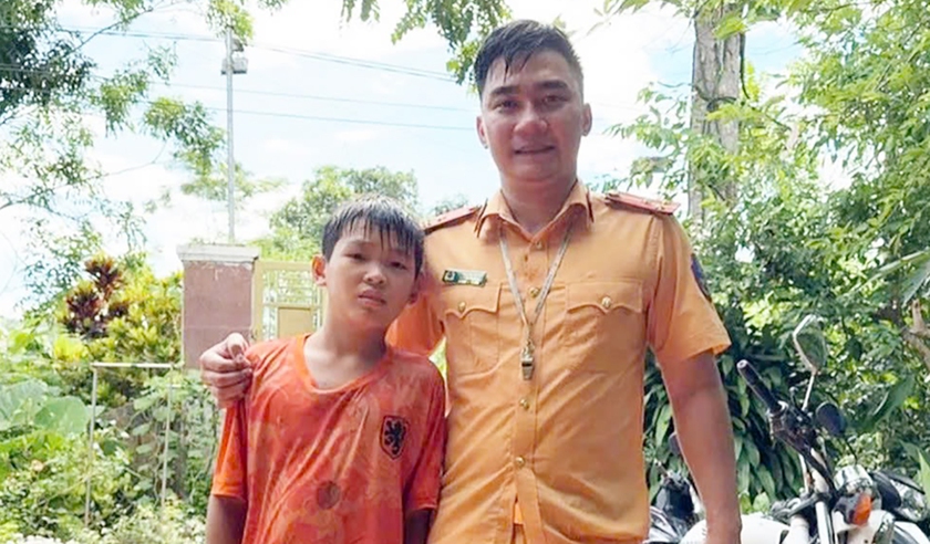 Thượng úy cảnh sát giao thông liều mình cứu bé trai giữa dòng nước lũ - Ảnh 1.