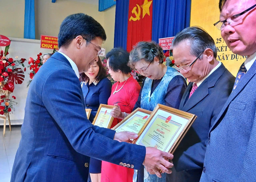 Tổng kết 5 năm công tác khuyến học, khuyến tài và kỷ niệm 25 năm ngày thành lập Hội Khuyến học tỉnh Lâm Đồng - Ảnh 4.