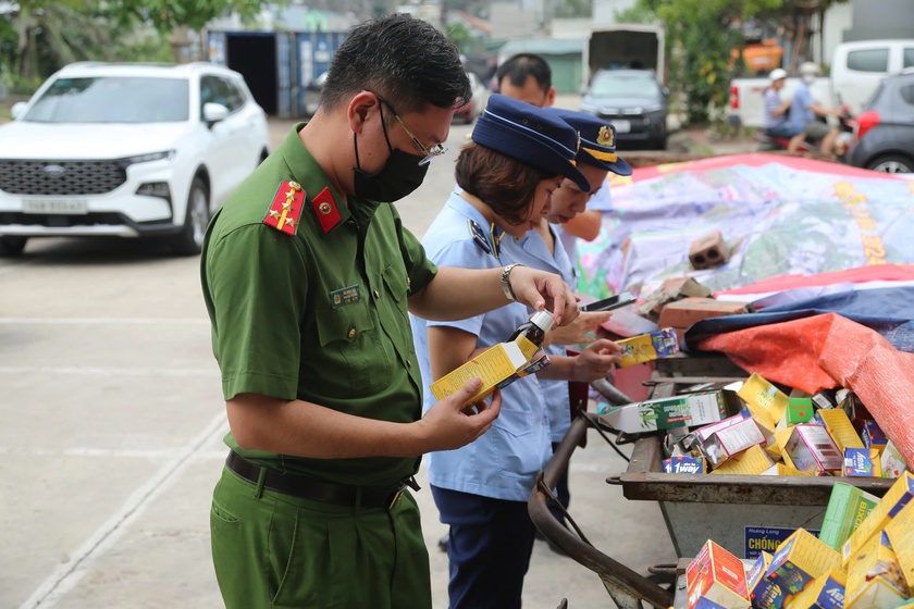 Quảng Ninh: Phát hiện hàng nghìn hộp thực phẩm chức năng chưa sử dụng vất ở bãi rác - Ảnh 3.