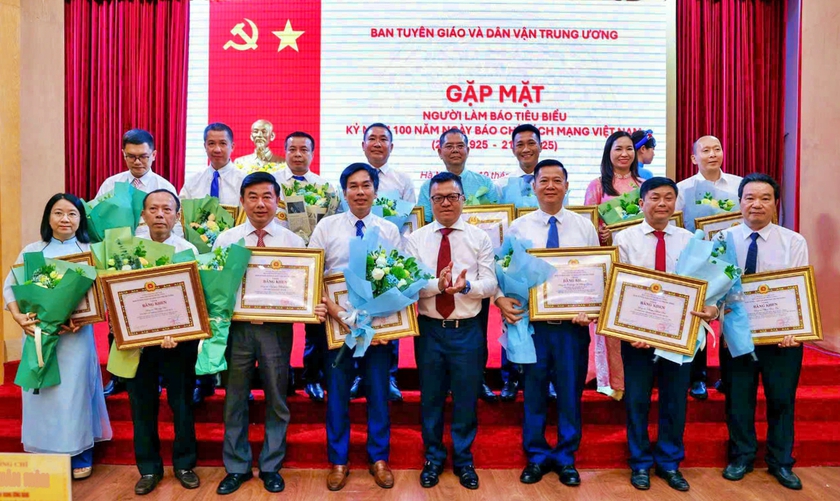 Ban Tuyên giáo và Dân vận Trung ương gặp mặt người làm báo tiêu biểu - Ảnh 3.