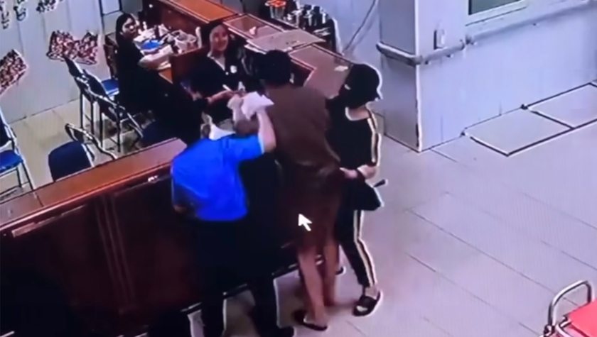 Nghệ An yêu cầu xử lí nghiêm người hành hung nữ nhân viên y tế - Ảnh 2.