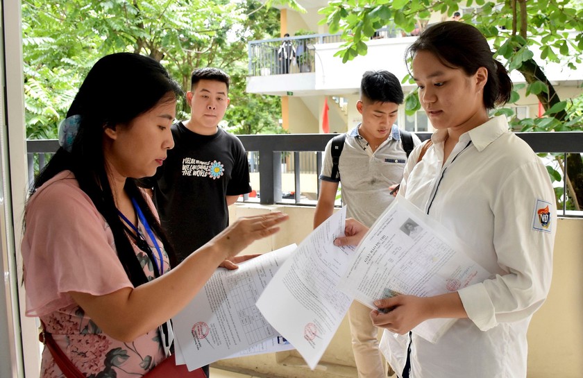 Hà Nội điều động hơn 600 cán bộ, giáo viên làm nhiệm vụ kiểm tra, giám sát tại 233 điểm thi - Ảnh 1.