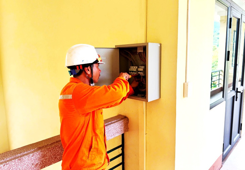 Lào Cai đặt máy phát điện dự phòng tại điểm thi ở vùng cao đề phòng mưa bão - Ảnh 2.
