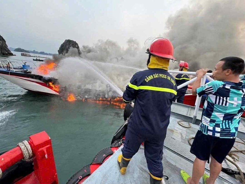 Quảng Ninh: Tàu cao tốc cháy dữ dội tại Vân Đồn - Ảnh 3.