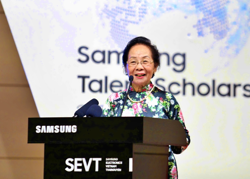 Chủ tịch Hội Khuyến học Việt Nam Nguyễn Thị Doan dự lễ trao học bổng Samsung Thái Nguyêncho 122 học sinh giỏi quốc gia - Ảnh 1.