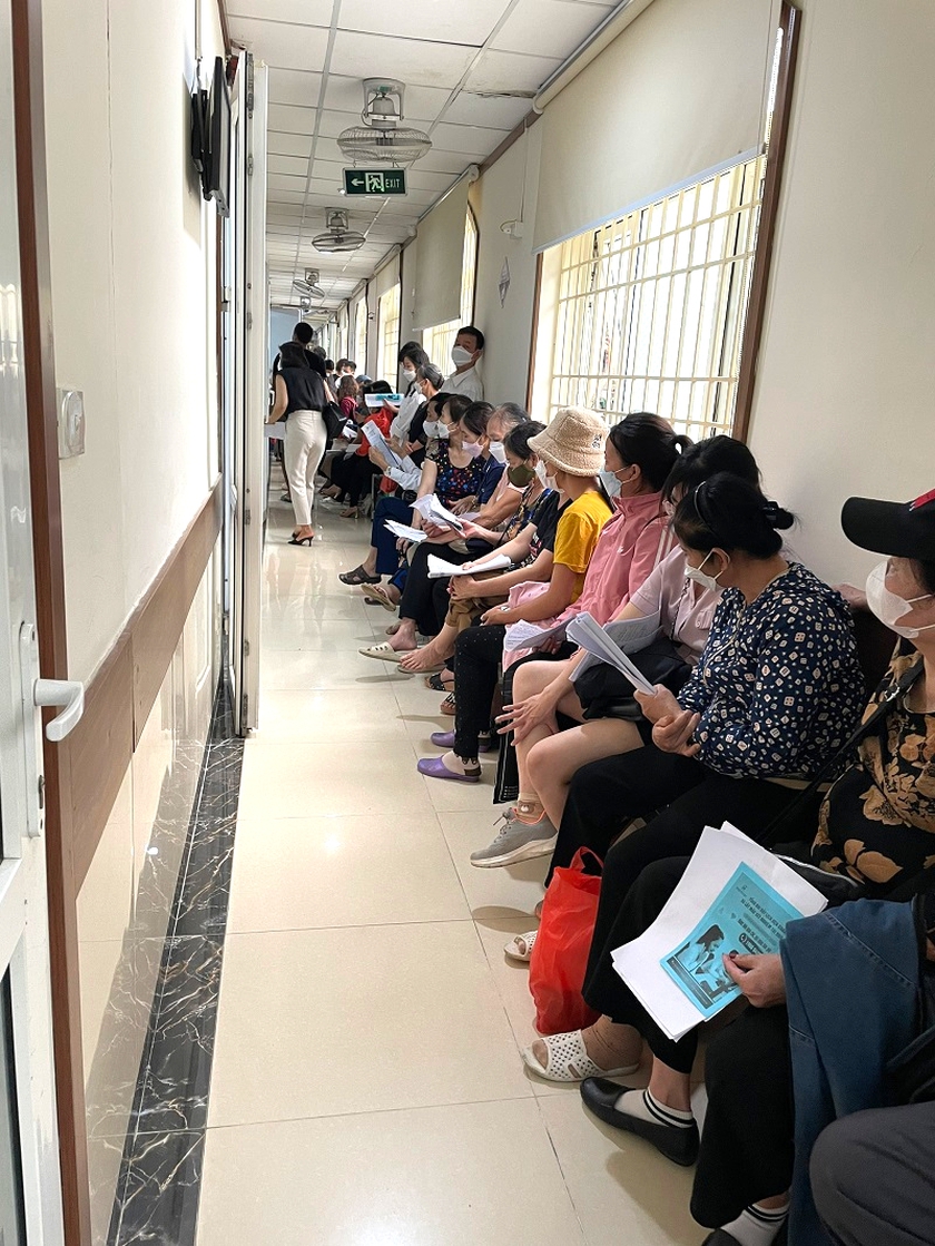 Nhiều biện pháp hỗ trợ người dân phòng, chống nắng nóng tại các bệnh viện - Ảnh 1.