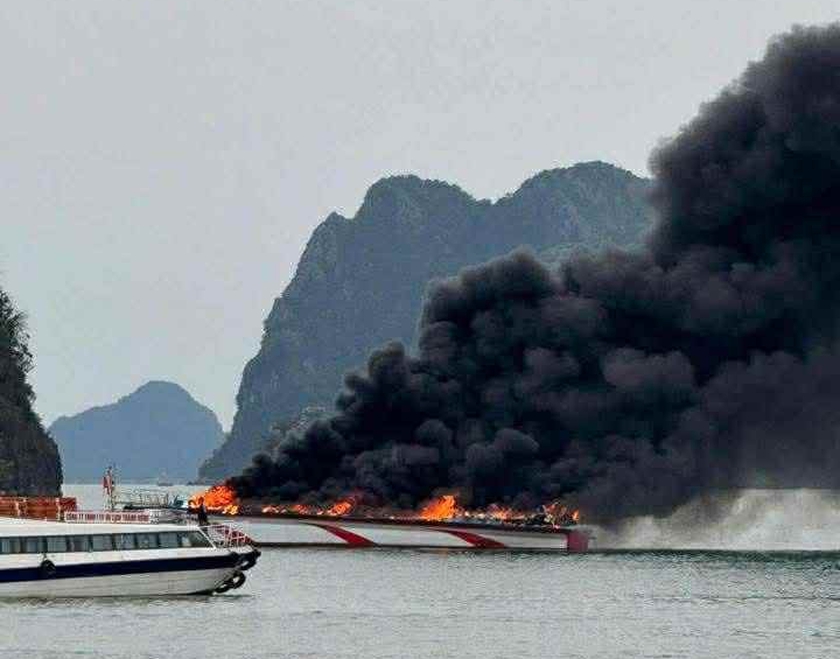 Quảng Ninh: Tàu cao tốc cháy dữ dội tại Vân Đồn - Ảnh 1.