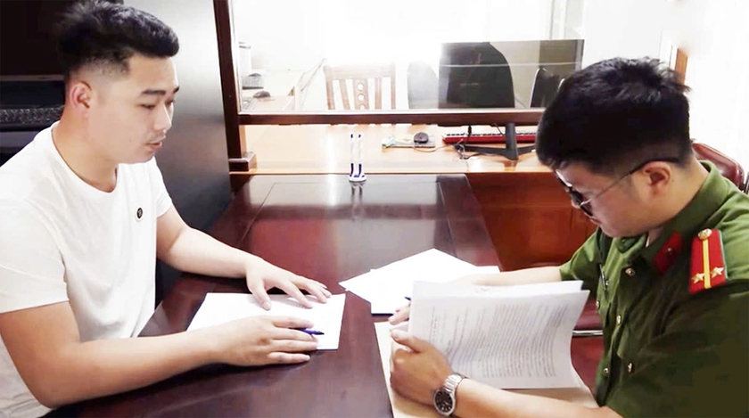 Tạm giữ người đàn ông đánh nữ nhân viên y tế ở Nghệ An - Ảnh 1.