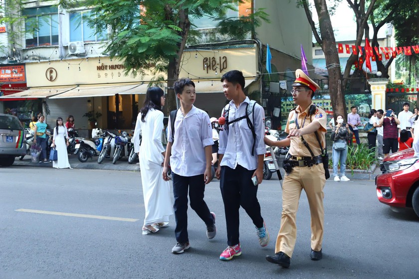 Thí sinh và người thân được tạo điều kiện thuận lợi trong suốt thời gian diễn ra kỳ thi - Ảnh 1.