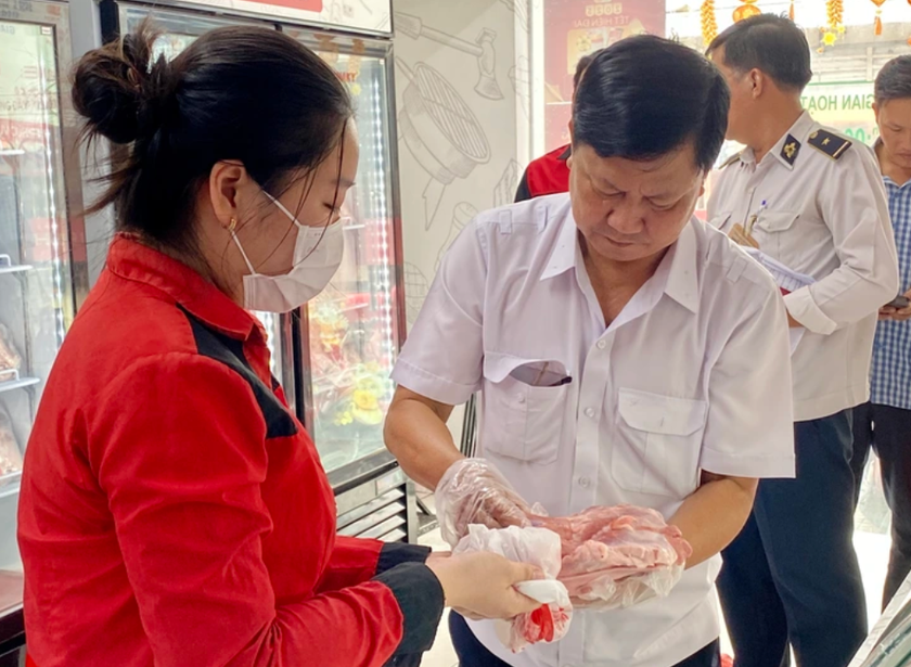 Vụ C.P. Việt Nam: Lò mổ đóng dấu vuông đủ điều kiện tiêu thụ trên lợn bệnh- Ảnh 2. Vụ C.P. Việt Nam: Lò mổ đóng dấu vuông đủ điều kiện tiêu thụ trên lợn bệnh- Ảnh 2.