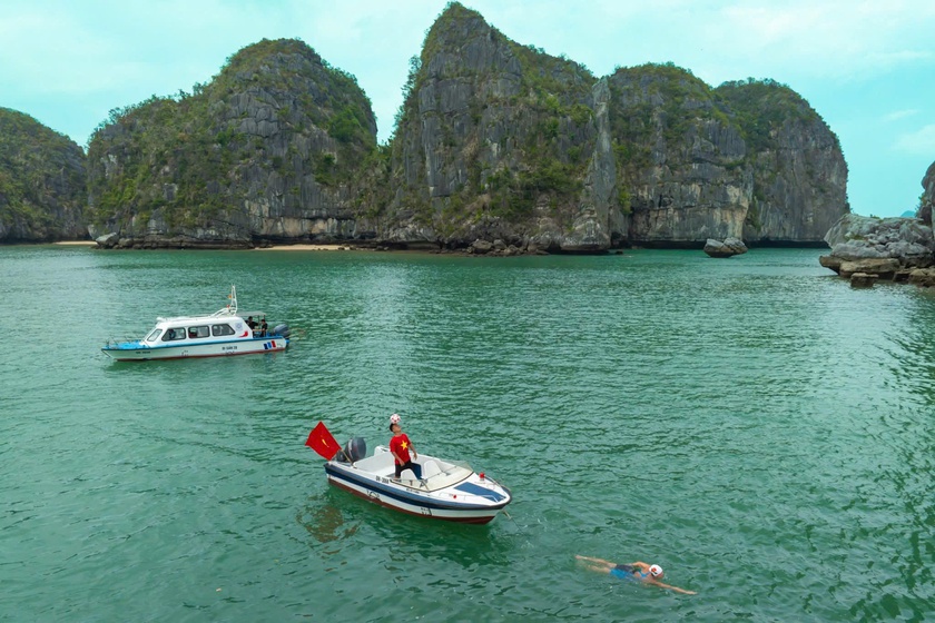 Quảng Ninh: Vận động viên bơi lội Ánh Viên vừa bơi vừa kéo ca nô trên vịnh Hạ Long - Ảnh 2.