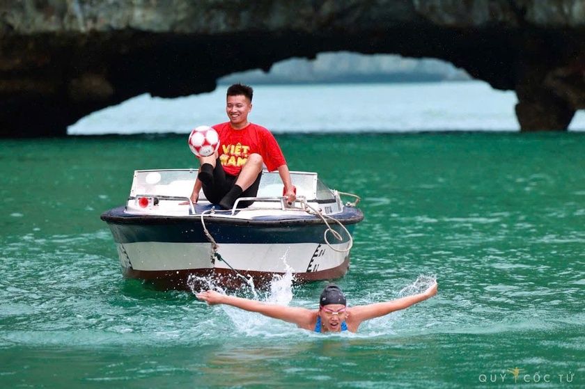 Quảng Ninh: Vận động viên bơi lội Ánh Viên vừa bơi vừa kéo ca nô trên vịnh Hạ Long - Ảnh 1.