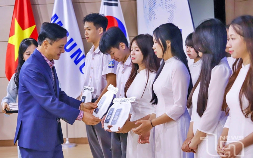 Chủ tịch Hội Khuyến học Việt Nam Nguyễn Thị Doan dự lễ trao học bổng Samsung Thái Nguyêncho 122 học sinh giỏi quốc gia - Ảnh 9.