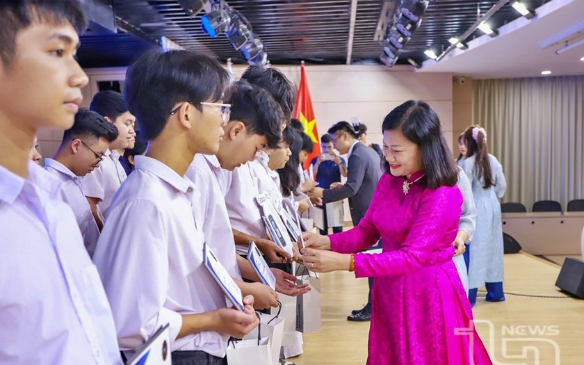 Chủ tịch Hội Khuyến học Việt Nam Nguyễn Thị Doan dự lễ trao học bổng Samsung Thái Nguyêncho 122 học sinh giỏi quốc gia - Ảnh 8.