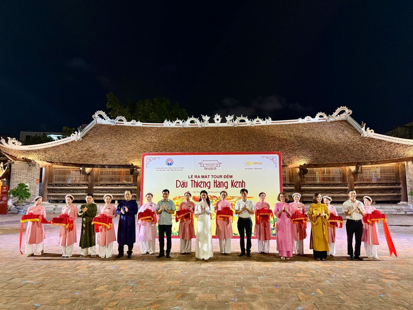 Du khách ấn tượng với tour du lịch đêm đầu tiên mang tên "Dấu thiêng Hàng Kênh" - Ảnh 1.