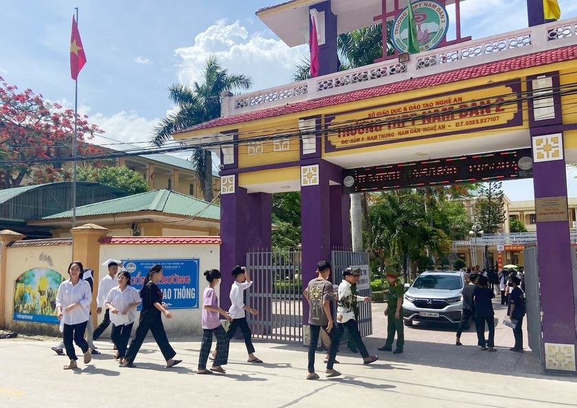 Đình chỉ công tác giáo viên coi thi nói lời khiếm nhã với thí sinh - Ảnh 1.