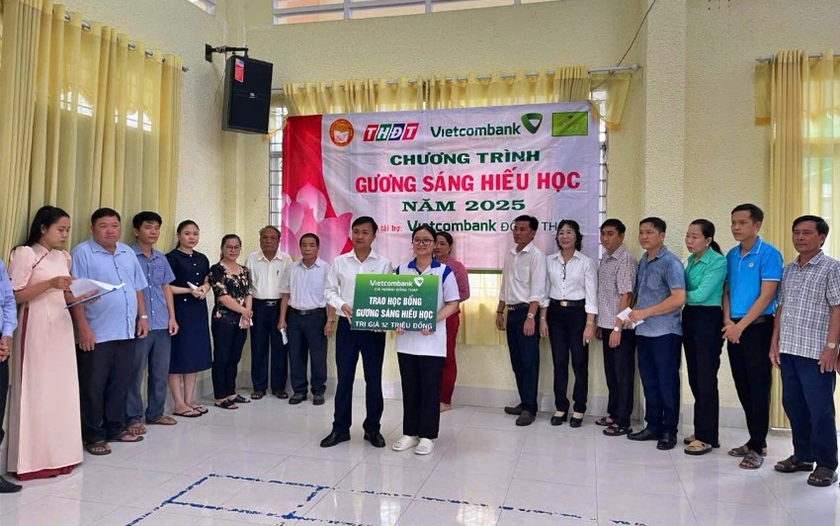 Đồng Tháp trao học bổng Gương sáng hiếu học cho 2 sinh viên vượt khó - Ảnh 3.