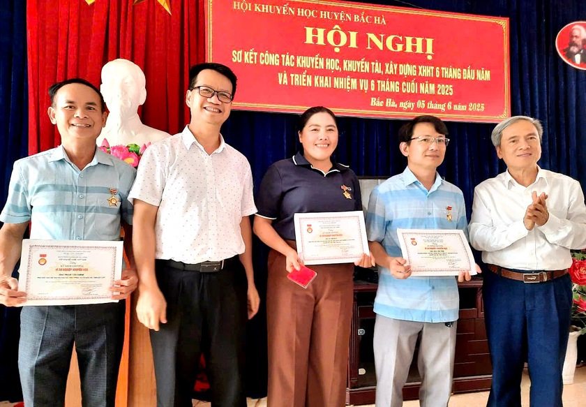 Hội Khuyến học Bắc Hà vận động xây dựng quĩ Hội đạt khá - Ảnh 4.