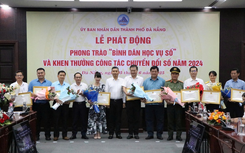 Đà Nẵng phát động “Bình dân học vụ số”: Phổ cập kỹ năng số đến từng người dân. Nguồn: VGP. Đà Nẵng phát động “Bình dân học vụ số”: Phổ cập kỹ năng số đến từng người dân. Nguồn: VGP.