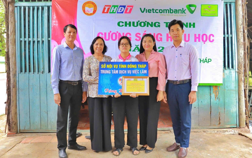 Đồng Tháp trao học bổng Gương sáng hiếu học cho 2 sinh viên vượt khó - Ảnh 4.