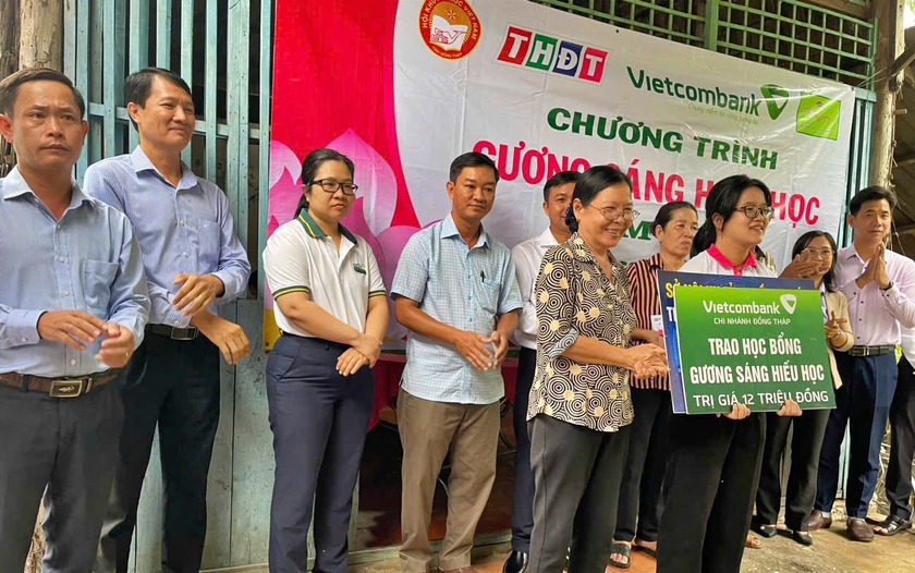 Đồng Tháp trao học bổng Gương sáng hiếu học cho 2 sinh viên vượt khó - Ảnh 6.